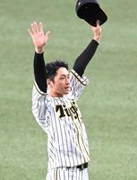 　スタンドのファンに手を振る近本