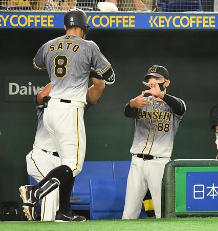 　３回、ソロを放った佐藤輝（左）を祝福する矢野監督（撮影・西岡正）