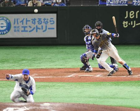 　８回、山崎から中前適時打を放つ梅野（撮影・金田祐二）