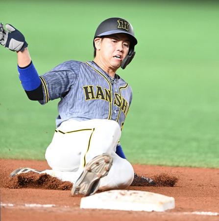 　８回、糸井の右前打で三塁へ滑り込む一走・梅野（撮影・飯室逸平）