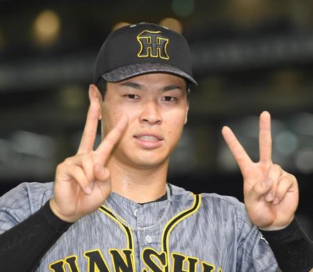 　田淵氏の球団新人最多本塁打記録に並ぶ２２号を放ち、ポーズを決める佐藤輝（撮影・飯室逸平）