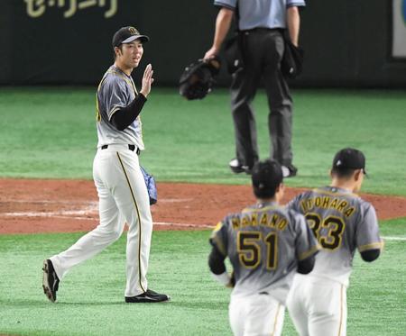 　５回、ピンチを脱し、野手に謝る青柳（撮影・金田祐二）