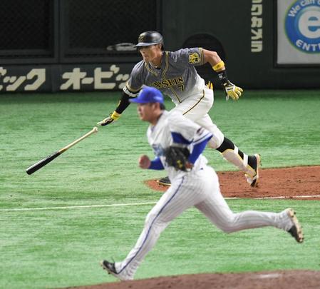 　８回、代打で右前打を放つ糸井（撮影・金田祐二）