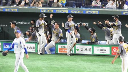 　８回、近本の２点適時二塁打で生還の梅野らを迎える阪神ナイン（撮影・金田祐二）