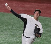 　調整する青柳（撮影・金田祐二）