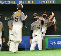 　１回、佐藤輝の先制打で生還した近本（左）を迎える矢野監督（撮影・西岡正）