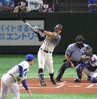 　１回、先制適時打を放つ佐藤輝（撮影・金田祐二）