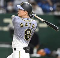 　６回、２打席連続の２２号勝ち越しソロを放つ佐藤輝（撮影・飯室逸平）
