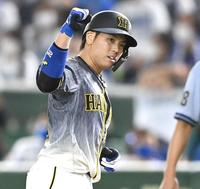 　８回、タイムリーを放ちガッツポーズする梅野（撮影・飯室逸平）