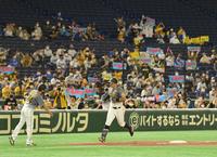 　３回、右越えソロを放ち、本塁へ向かう佐藤輝（撮影・西岡正）