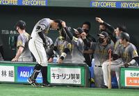 　３回、右越えソロを放ちメダルを掛けられる佐藤輝（撮影・金田祐二）