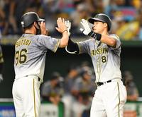 　６回、左中間に勝ち越しソロを放ち、生還する佐藤輝（右）＝撮影・西岡正