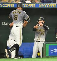 　３回、ソロを放った佐藤輝（左）を祝福する矢野監督（撮影・西岡正）