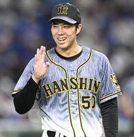 　５回、笑顔で野手に声をかける青柳（撮影・飯室逸平）
