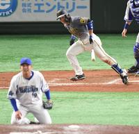 　８回、山崎から中前適時打を放つ梅野（撮影・金田祐二）