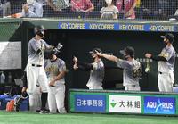 　６回、中越えに勝ち越しソロを放ち、矢野監督らに迎えられる佐藤輝（撮影・金田祐二）