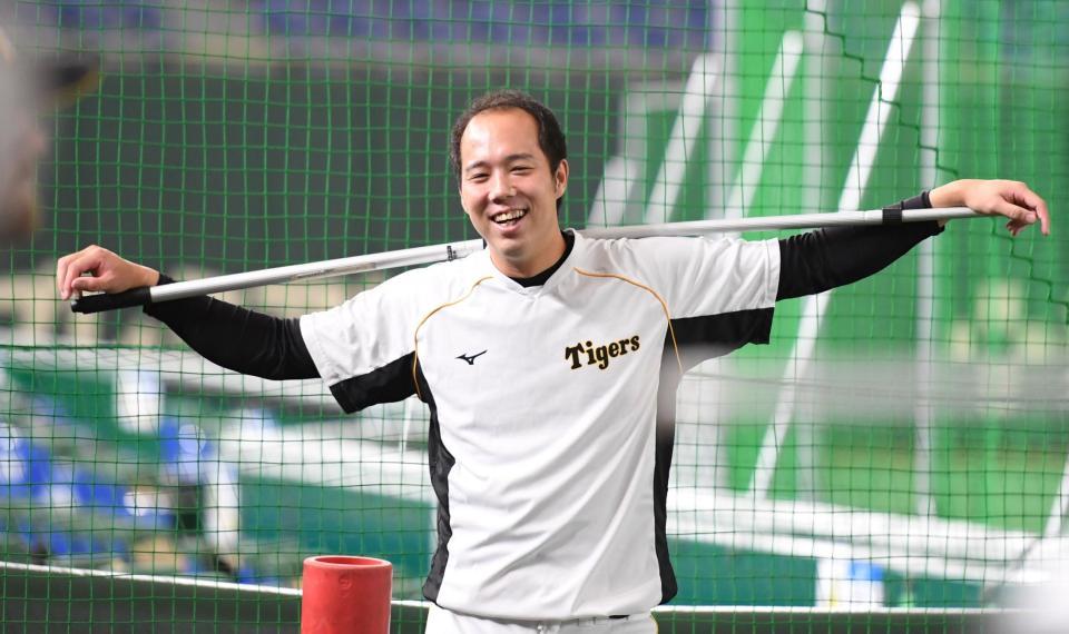 　リラックスムードで調整する青柳（撮影・飯室逸平）