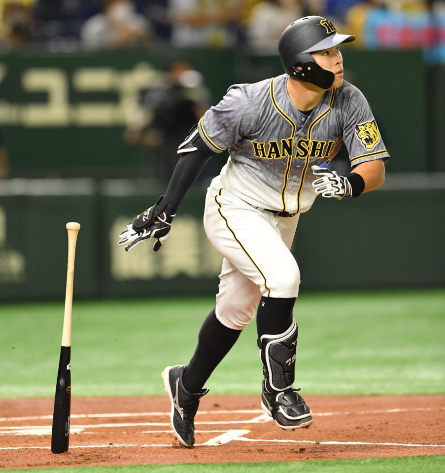 　１回、右越えに先制打を放つ佐藤輝（撮影・西岡正）