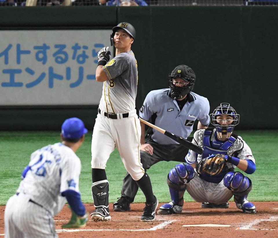 　３回、右越えソロを放つ佐藤輝（撮影・金田祐二）