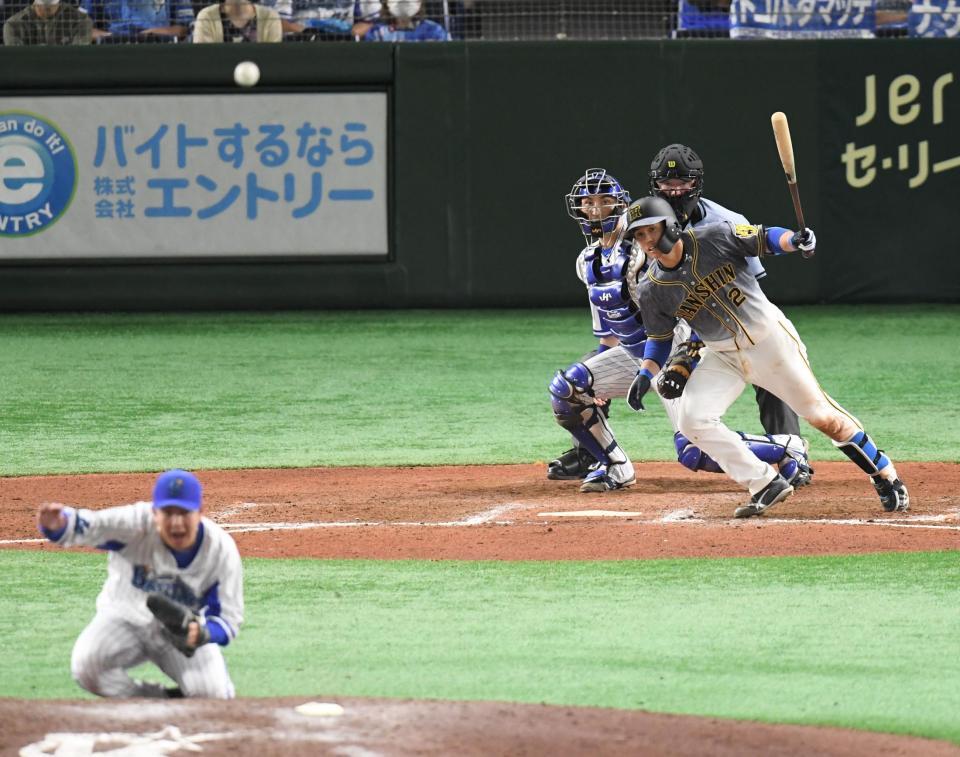 　８回、山崎から中前適時打を放つ梅野（撮影・金田祐二）