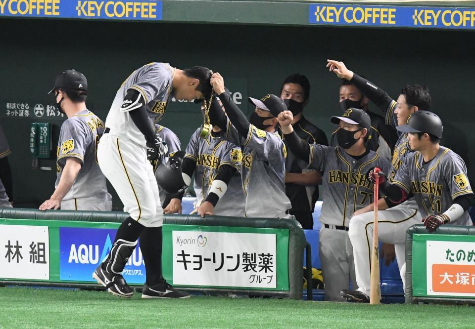 　３回、右越えソロを放ちメダルを掛けられる佐藤輝（撮影・金田祐二）