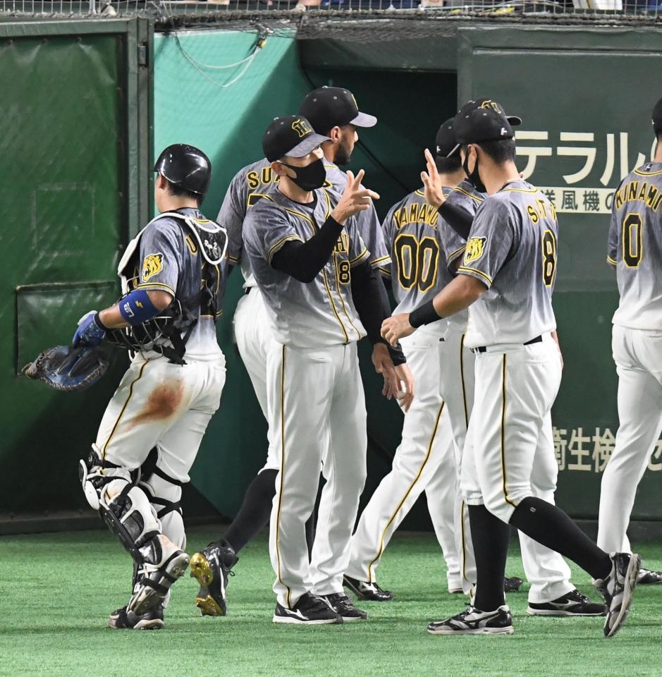 　佐藤輝、梅野を迎える矢野監督（撮影・金田祐二）