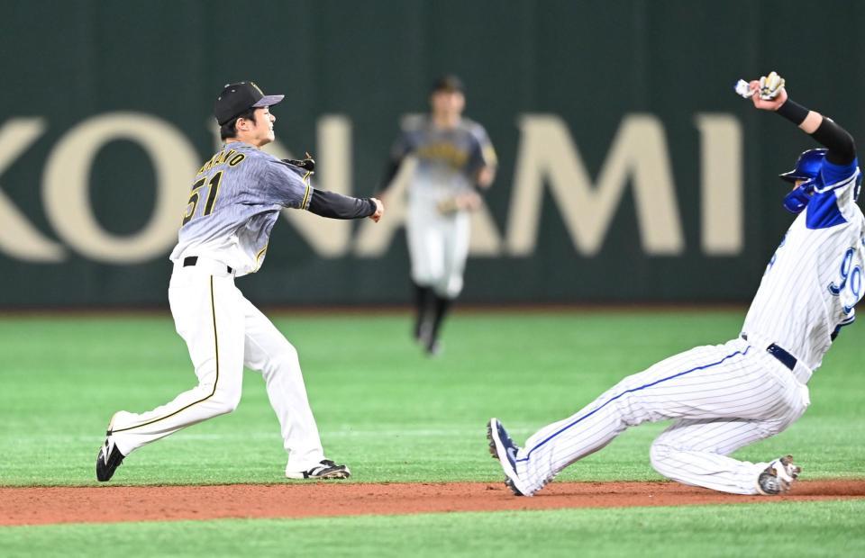 　４回、併殺を狙うもベースを踏まず一塁へ送球する中野（撮影・飯室逸平）