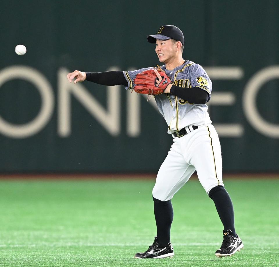 　４回、二塁へ悪送球する糸原（撮影・飯室逸平）