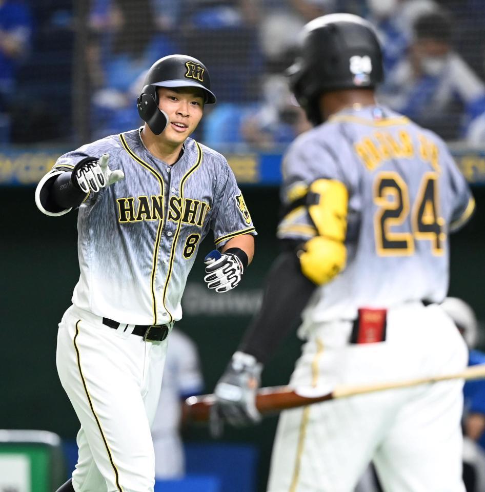 　３回、２１号ソロを放ち、にこやかに生還する佐藤輝（撮影・飯室逸平）