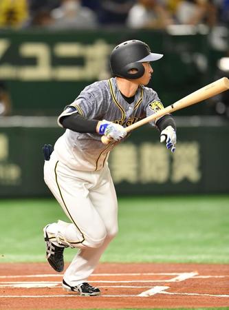 　１回、左中間二塁打を放つ近本（撮影・西岡正）