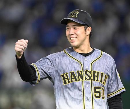 　６回、ピンチをしのいで笑顔の青柳（撮影・飯室逸平）