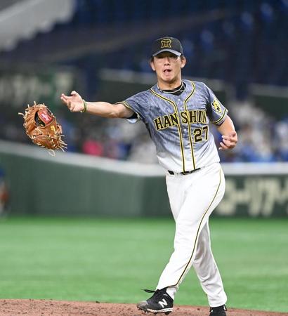 ４回、グラブを飛ばしながらも宮崎の打球を好捕する伊藤将＝東京ドーム（撮影・飯室逸平）