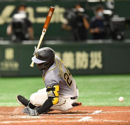 ８回、勝ち越しとなる死球を受けるロハス＝東京ドーム（撮影・西岡正）