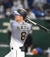 　６回、２打席連続の２２号勝ち越しソロを放つ佐藤輝（撮影・飯室逸平）