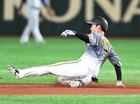 　１回、二塁打を放ち二塁へ滑り込む近本