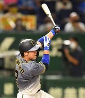 　８回、中前に適時打を放つ梅野（撮影・西岡正）