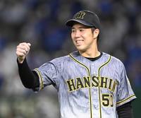 　６回、ピンチをしのいで笑顔の青柳（撮影・飯室逸平）