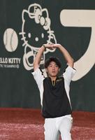 調整する伊藤将＝東京ドーム（撮影・金田祐二）