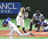 ２回、右中間に先制ソロを放つロハス＝東京ドーム（撮影・金田祐二）