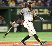 ２回、ソロを放つロハス＝東京ドーム（撮影・西岡正）