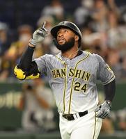 ２回、ソロを放ち、本塁で天を仰ぐロハス＝東京ドーム（撮影・西岡正）