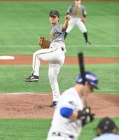 ２回、オースティンを見逃し三振に斬る伊藤将＝東京ドーム（撮影・飯室逸平）