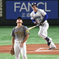 ７回、オースティンに中越えに勝ち越しソロを浴びる伊藤将＝東京ドーム（撮影・金田祐二）
