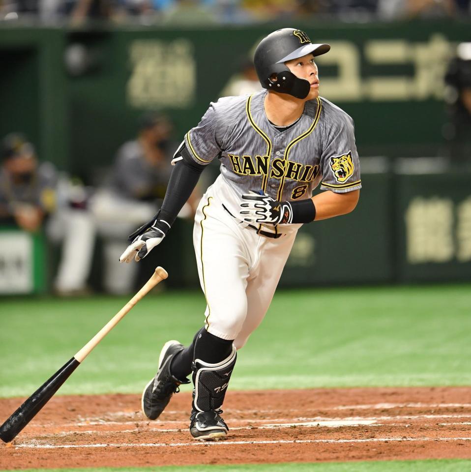 　３回、右越えソロを放つ佐藤輝（撮影・西岡正）