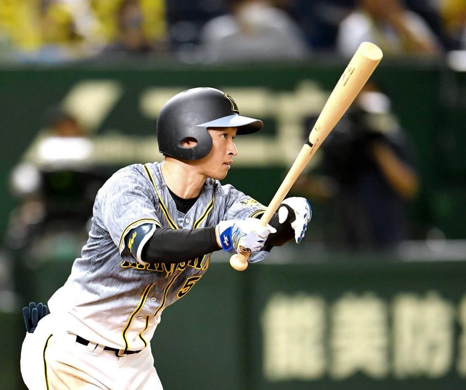 　８回、右翼線に適時二塁打を放つ近本（撮影・西岡正）