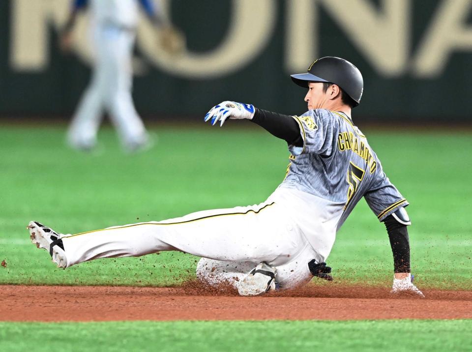 　１回、二塁打を放ち二塁へ滑り込む近本