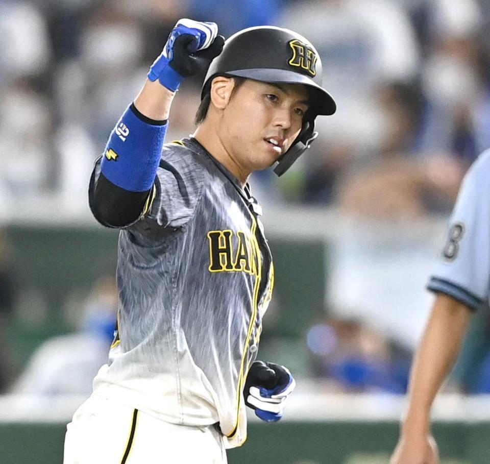 　８回、タイムリーを放ちガッツポーズする梅野（撮影・飯室逸平）