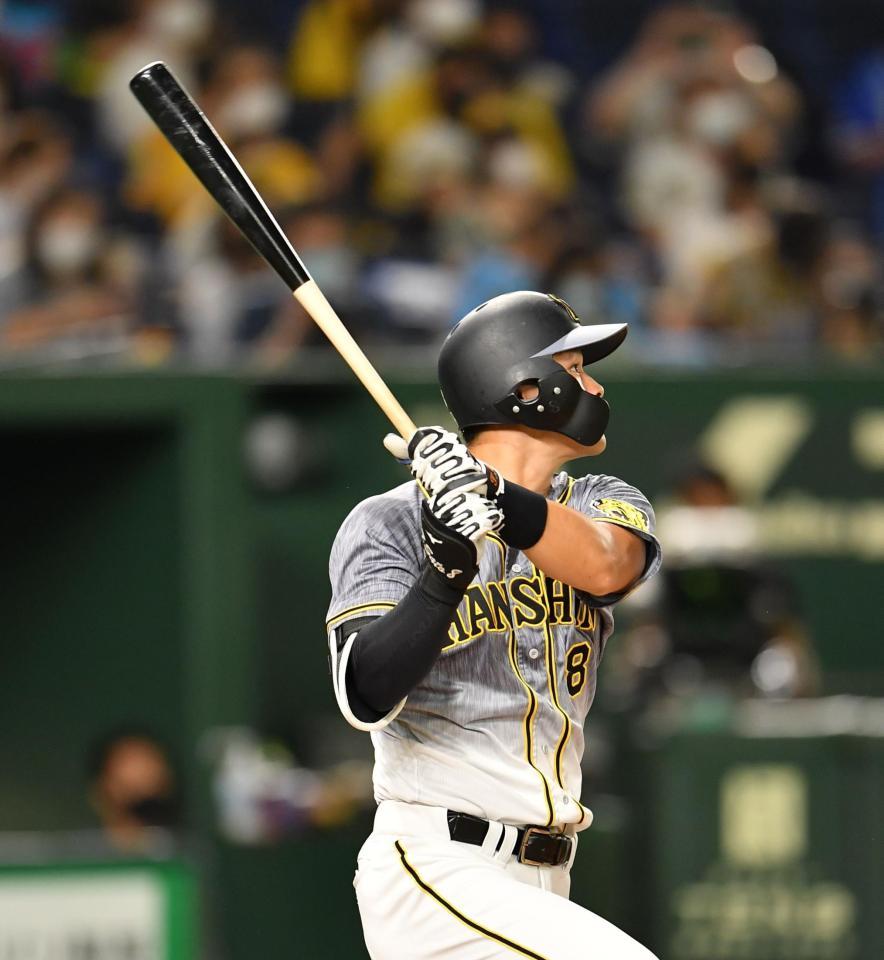 　６回、左中間に勝ち越しソロを放つ佐藤輝（撮影・西岡正）