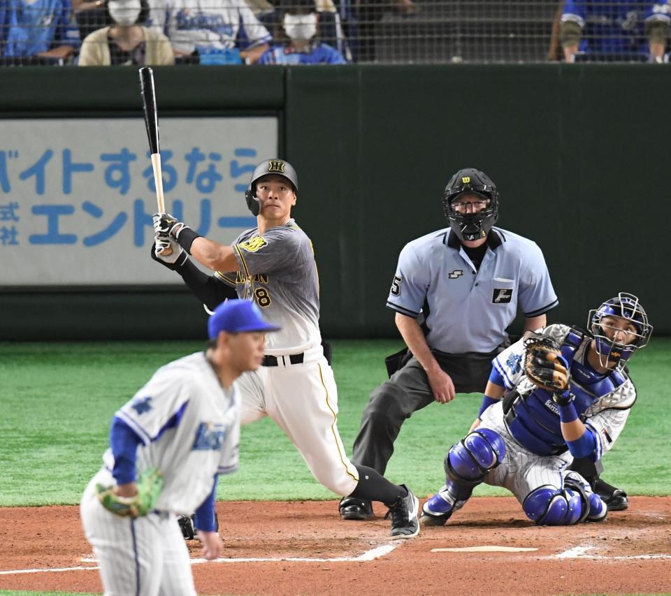 　１７日のＤｅＮＡ戦、６回、勝ち越しソロを放つ佐藤輝（撮影・金田祐二）