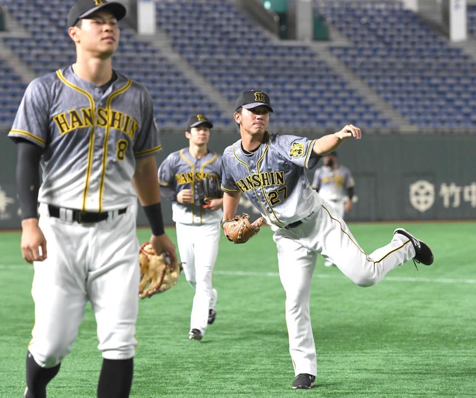 キャッチボールするで調整する伊藤将＝東京ドーム（撮影・飯室逸平）
